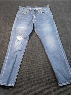 GAP Men’s Light Blue Straight Jeans with Knee Rip